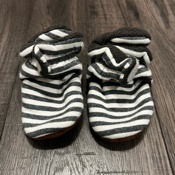 Unisex-Baby White and Grey Stripes Fleece Booties Socks Non Skid Gripper Bottom - Picture 3 of 12